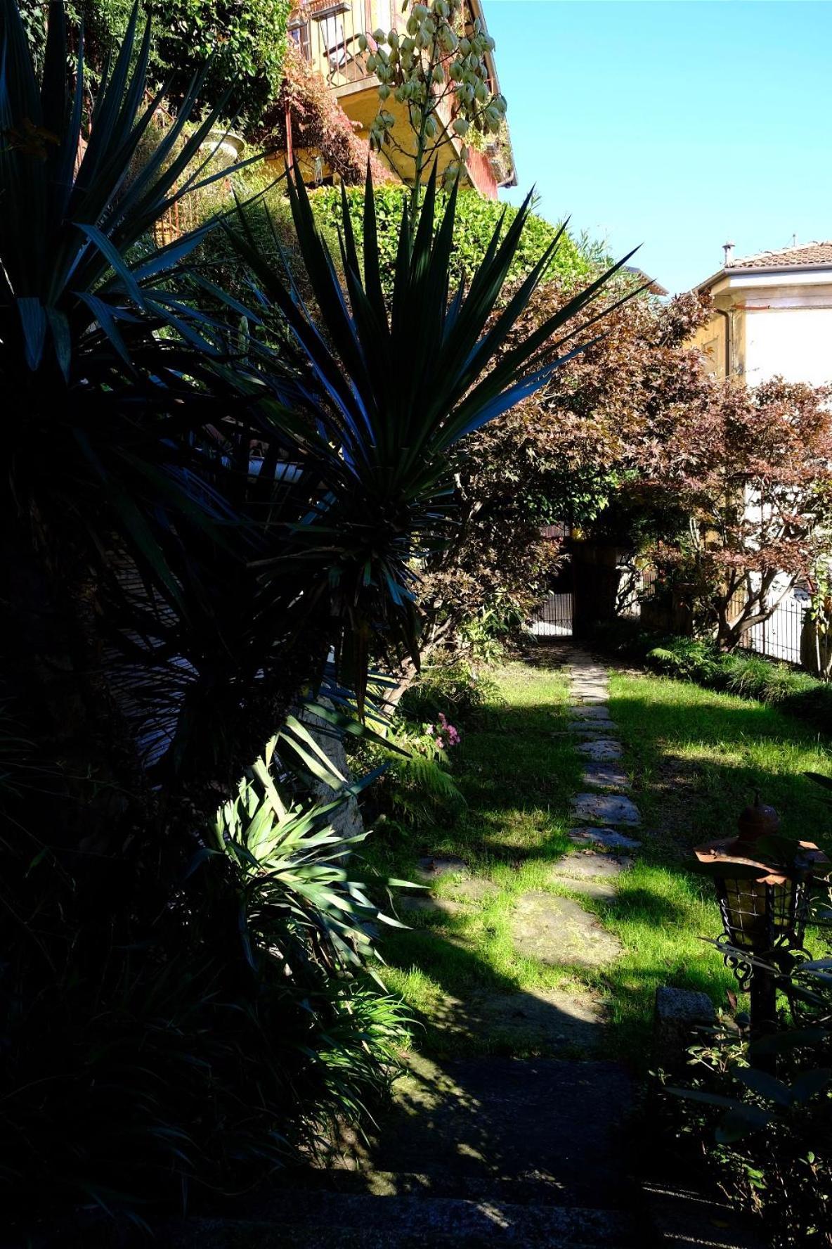 Garden Apartment Lesa Eksteriør billede
